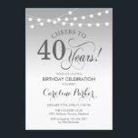 Invitación 40.º cumpleaños - Blanco plateado<br><div class="desc">40.ª Invitación de cumpleaños. Elegante diseño plateado y blanco con luces de cuerda de hadas y fuente de guión. ¡Salud a 40 años! ¡Se puede personalizar en cualquier edad! Mándame un mensaje si necesitas más personalización.</div>