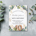 Invitación 40.º cumpleaños eucalipto verde purpurina elegante<br><div class="desc">Por un fiesta de 40 años. Un fondo blanco decorado con vegetación eucaliptos y hojas doradas. Lugares purpurinas de imitación dorada. Personalice y agregue sus nombres y detalles del boda. Letras de color negro y dorado. El número 40 se escribe con el tipo de letra de estilo globo. Parte posterior:...</div>