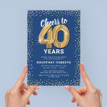 Invitación 40.º cumpleaños Oro Azul<br><div class="desc">¡Eleva tu celebración de hitos con nuestras elegantes invitaciones para la fiesta de cumpleaños 40! Con un versátil fondo azul, purpurina brillante de oro, cuarenta encantadores globos de helio de oro y un moderno texto de cumpleaños 40 que es una brisa para personalizar! Añada su toque único a este día...</div>