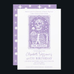 Invitación 40.º cumpleaños Tarot Lavender gótico<br><div class="desc">Una invitación de 40 años al estilo de una carta de tarot, con esqueleto y quequitos de cumpleaños y velas, con la frase de atrapar: cuarenta y divertida para siempre, un cuento tarot de tarta, caos y siempre. Un divertido y atrevido ambiente gótico oculto. Disponible en papel, como descarga digital,...</div>