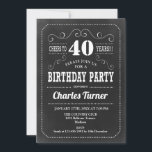 Invitación 40.º Fiesta de cumpleaños - Blanco negro de pizarr<br><div class="desc">40.ª Invitación a la fiesta de cumpleaños. Invitación de adultos negros y blancos para hombres y mujeres. Presenta un patrón de tipografía y tipo de letra de guión retro. ¡Salud a 40 años! Elegante tarjeta de invitación perfecta para una elegante celebración de cumpleaños.</div>