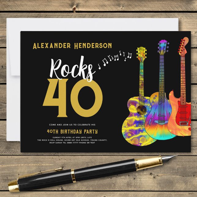 Invitación 40.º Fiesta de cumpleaños Guitarra musical Rocks 4 (Rock and roll 40th birthday party black and gold invitation with name rock 40 and colorful guitars)