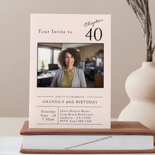 Invitación 40.º Fiesta Rubor Pink (Blush pink 40th birthday invitation propped up on a book.)