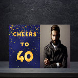 Invitación 40.º futbolista de animadores de oro azul marino<br><div class="desc">Una moderna invitación a la fiesta de cumpleaños número 40. Con el texto: Saludos a 40 en la parte delantera escrita con letras falsas de globo de oro. Fondo azul oscuro, color azul desigual. Con confeti dorado. Plantilla para tu foto. Añadir los detalles del evento al reverso. Letras blancas, fondo...</div>
