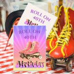 Invitación 40.º Patinaje Retro de Cumpleaños Sunbeam<br><div class="desc">Una invitación a la fiesta de cumpleaños número 40 de los años 70 con un gran par de patines. Cambie fácilmente la información para su propia invitación de cumpleaños de personalizado. Los rayos de sol morados y amarillos también aparecen en la tarjeta que declara el cumpleaños 40. Desde una gama...</div>