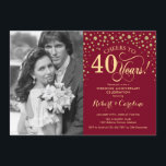Invitación 40 Aniversario de Boda con Foto - Rojo Dorado<br><div class="desc">Invitación de 40 Aniversario de Boda con Foto. Diseño elegante en dorado y rojo rubí con letra cursiva y confeti. Se puede personalizar para mostrar cualquier año de matrimonio. ¡Salud por 40 años!</div>