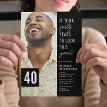 Invitación 40 años de foto de Fiesta en blanco y negro<br><div class="desc">Crea momentos inolvidables con nuestras modernas invitaciones para fiestas de 40 años. Caracterizadas por un sofisticado fondo negro y un dicho divertido - '¡Tomó cuarenta años lucir así!', estas invitaciones también ofrecen una cómoda plantilla de texto que puedes personalizar fácilmente. Añade la foto del celebrante, y tienes una invitación que...</div>
