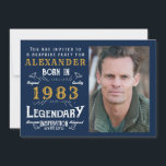Invitación 40 cumpleaños 1983 Leyenda oro azul retro<br><div class="desc">Para los que celebran su cumpleaños, tenemos la invitación ideal para la fiesta de cumpleaños con un toque vintage. El fondo azul con un diseño de tipografía blanca y dorada es sencillo y elegante con un toque retro. Personalizar fácilmente el texto de este regalo de cumpleaños usando la plantilla proporcionada....</div>