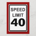Invitación 40.o Rótulo adaptable del límite de velocidad de<br><div class="desc">¡No es la edad,  él es el kilometraje!  Un gráfico de la diversión para una celebración de cualquier cumpleaños del jalón. Modifique el "mph para requisitos particulares" en el frente a cualquier edad usted necesita.</div>