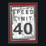 Invitación 40.o Rótulo sucio del límite de velocidad de la<br><div class="desc">¡No es la edad,  él es el kilometraje!  Un gráfico de la diversión para una celebración de un 40.o cumpleaños.  ¡Con una mirada levemente hecha andrajos y llevada - ey,  es apenas como el individuo del cumpleaños!</div>
