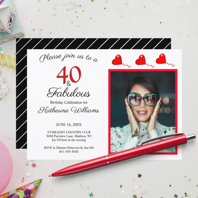 Invitación 40 y fabulosa foto rojo 40 cumpleaños blanco negro (40 & Fabulous Photo Red 40th Birthday Black White Invitation)