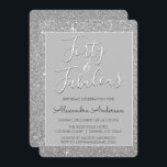Invitación 40 y Fabulous Silver Purpurina<br><div class="desc">Las fabulosas 40ª Fiesta de cumpleaños Faux Sparkle y las invitaciones de cumpleaños Purpurina Silver son perfectas para una increíble fiesta de cumpleaños. Estas 40 y fabulosas invitaciones para fiestas son perfectas para una fiesta de 40 cumpleaños.</div>