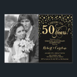 Invitación 50º Aniversario de Boda con Foto - Dorado Negro<br><div class="desc">Invitación de 50º Aniversario de Boda con Foto. Diseño elegante en dorado y negro con letra cursiva y confeti. Se puede personalizar para mostrar cualquier año de matrimonio. ¡Salud por 50 años!</div>