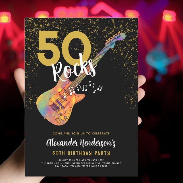 Invitación 50.ª fiesta de cumpleaños 50 Rocks Gold Purpurina (50th birthday black and gold glitter 50 Rocks party invitation with funky psychedelic guitar music)