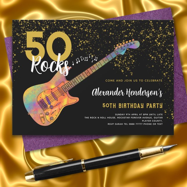 Invitación 50.ª fiesta de cumpleaños 50 Rocks Gold Purpurina (Rock and roll 50th black and gold glitter birthday party invitation with funky electric guitar)