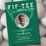 Invitación 50.ª Fiesta de Cumpleaños Foto Verde Golf Moderno<br><div class="desc">Celebre con estilo esta invitación de cumpleaños con temática de golf, con el ingenioso juego de palabras "Fif-Tee (y todavía a la par)" para disfrutar de un toque divertido y deportivo. Con un fondo verde vibrante, este diseño muestra un atrevido club de golf y un ilustracion de té, con una...</div>