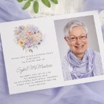 Invitación 50.ª Flower Party Flower Bouquet Photo Surprise<br><div class="desc">Un elegante ramo de flores de color acuático adorna la parte superior de esta invitación sorpresa de 50 años. Las suaves flores pastel están adornadas con arte moderno y lineal. El nombre del celebrante del cumpleaños está escrito en un guión moderno y sencillo. Encontrarás señales a juego y una decoración...</div>