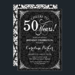 Invitación 50.º cumpleaños - Damasco blanco y negro<br><div class="desc">50.ª Invitación de cumpleaños Elegante diseño blanco y negro vintage con diseño damasco. Caracteriza el tipo de letra del guión. ¡Salud a 50 años! ¡Se puede personalizar en cualquier edad! Mándame un mensaje si necesitas más personalización.</div>