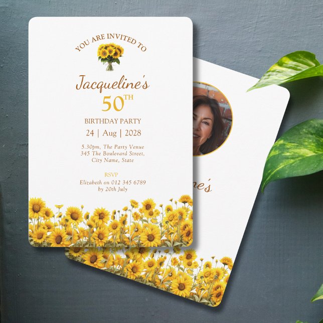 Invitación 50.º cumpleaños Foto floral de girasol rústico (50th birthday party invitations with sunflower design on a grey background)