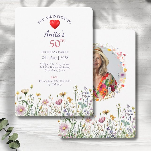 Invitación 50.º cumpleaños Jardín Floral Wild Meadow Photo (50th birthday floral birthday party invitations on a grey wood background)
