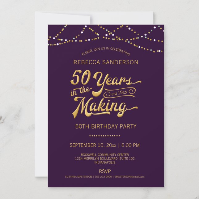 Invitación 50.º cumpleaños Luces de cuerda de oro púrpura (Anverso)
