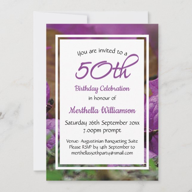 Invitación 50.º cumpleaños Morado Floral personalizado (Anverso)