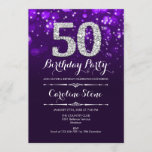 Invitación 50.º cumpleaños - Plata morada<br><div class="desc">50.ª Invitación de cumpleaños. Elegante diseño blanco morado con una falsa plata purpurina. Cumpleaños de adultos. Incluye diamantes y tipos de letra de script. Invitación de cumpleaños de hombres o mujeres. Perfecto para una elegante fiesta de cumpleaños. Mándame un mensaje si necesitas más personalización.</div>