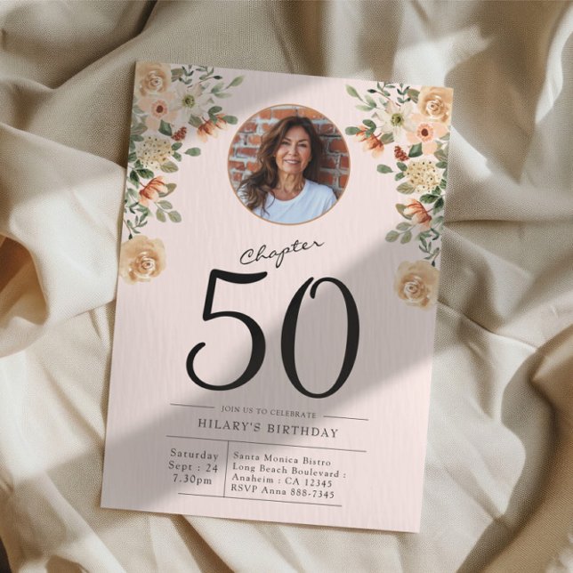 Invitación 50.º Fiesta de fotografía floral de cumpleaños (Custom 50th birthday blush pink photo invitation on cloth background)