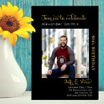 Invitación 50.º Nacimiento Negro<br><div class="desc">Una invitación de 50 años moderna y minimalista. Nuestra colección de elegantes diseños de invitación de cumpleaños significa que usted puede garantizar que RSVP. Los toques modernos de diseño en negro y oro son sutiles para dejar pasar el resplandor de tu fotografía.</div>