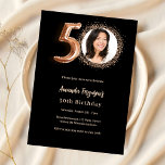 Invitación 50.º rosa negro de oro<br><div class="desc">Una moderna y elegante invitación fotográfica para una fiesta de cumpleaños número 50. Un fondo negro,  rosa de oro. Personalice y agregue los detalles de su fiesta.</div>