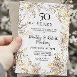 Invitación 50 Aniversario de la Floral Blanca de Oro<br><div class="desc">Elegantes rosas de arte de la línea dorada y hojas rodean los detalles fiestas de su 50 aniversario boda.</div>