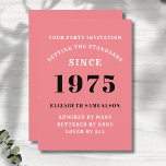 Invitación 50 Aniversario personalizado Añadir su nombre rosa<br><div class="desc">Para los nacidos en 1975 y celebrando su fiesta de cumpleaños tenemos la tarjeta de invitación ideal para el cumpleaños. El fondo rosa, blanco y negro, es sencillo y elegante. Personalizar fácilmente el texto en la parte delantera y trasera de esta tarjeta de invitación de cumpleaños utilizando la plantilla proporcionada....</div>