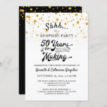 Invitación 50° Aniversario Sorpresa Fiesta Gold Confetti<br><div class="desc">Invite a los huéspedes a un fiesta sorpresa de aniversario 50 AÑOS EN EL QUE HACEN CON estas invitaciones de confeti en negro y oro que presentan un diseño de título de tipografía retro que incorpora su año boda dentro del diseño y la frontera de confeti dorado. Póngase en contacto...</div>