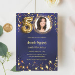 Invitación 50 años estrellas de oro azul marino foto lujo<br><div class="desc">Una moderna y elegante invitación fotográfica para una fiesta de cumpleaños número 50. Un fondo azul marino,  decorado con estrellas doradas. El color azul es desigual. Personalice y agregue los detalles de su foto y fiesta.</div>