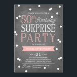 Invitación 50° Confetti Surprise Party| Cumpleaños<br><div class="desc">Esta moda y elegante invitación a la Fiesta de la Sorpresa de los 50 Años presenta un elegante tema confetti con una moderna tipografía. en la pizarra. Para una invitación aún más memorable, seleccione una forma cortada, papel texturado o papel de doble grueso. Para un año de cumpleaños personalizado, por...</div>