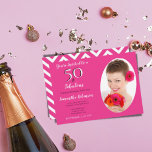 Invitación 50 y el extraordinario Chevron blanco rosado con f<br><div class="desc">50 Y Fabulosa Invitación Personalizada Del Patrón De Fotografía Cerise Rosa & Blanco Chevron.</div>