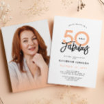 Invitación 50 y fabulosa fiesta moderna de cumpleaños número<br><div class="desc">Echa un vistazo a esta elegante y elegante invitación fotográfica de 50 años en una impresionante paleta de melocotón y negro sobre fondo blanco! Es un diseño moderno que puedes personalizar con tu propia foto para hacerlo único tuyo. Las palabras "50 and Fabulous" se exhiben con elegancia utilizando la tipografía...</div>