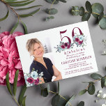 Invitación 50 y fabulosa foto elegante fiesta de 50 años<br><div class="desc">Elegante feminista 50 y fabulosa foto de cumpleaños y nombre invitación personalizada con acuarela rojo burdeos,  polvorientos ramos de rosas azules,  y un moderno guión de tipografía.</div>