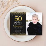 Invitación 50 y fabulosa foto purpurina de oro negro de cumpl<br><div class="desc">50 y fabuloso. ¡Siéntete orgulloso, regocijo y consiga 50 con estilo! Envíe esta impresionante, moderna, brillante y brillante purpurina de imitación dorada sobre la invitación personalizada de foto de 50 años de negro para una celebración que recordar. También están disponibles sobres de coordinación, etiquetas, placas de papel, servilletas y otros...</div>