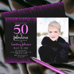 Invitación 50 y fabuloso confeti rosa de cumpleaños en negro<br><div class="desc">50 y fabuloso. ¡Siéntete orgulloso, regocijo y consiga 50 con estilo! Envíe esta impresionante, moderna y brillante invitación fotográfica personalizada de 50 años en negro para una celebración que recordar. También están disponibles sobres de coordinación, etiquetas, placas de papel, servilletas y otros elementos. ¡Garantizado para añadir una elegante diversión a...</div>