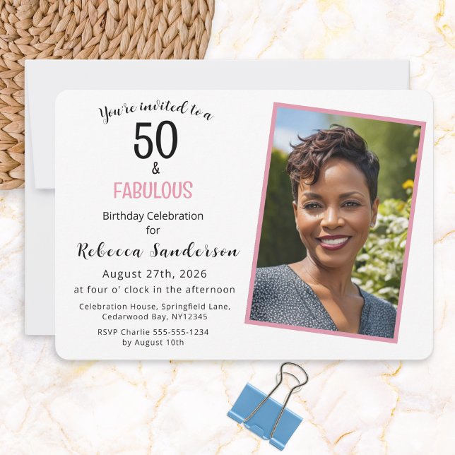 Invitación 50 y fabuloso Cumpleaños 50 Fiesta de Pink (A stylish 50th birthday party invitation with custom name and photo)