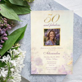 Invitación 50 y fabuloso cumpleaños con flores de oro púrpura