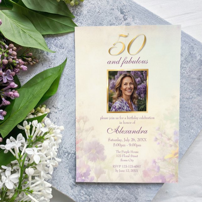 Invitación 50 y fabuloso cumpleaños con flores de oro púrpura (Subido por el creador)