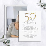 Invitación 50 y fabuloso cumpleaños de fotos en blanco y oro<br><div class="desc">"¡50 y fabuloso!" La invitación de 50 años de esta mujer negra, blanca y dorada es sencilla, fresca y única. Con el número "50" en falso Relieve metalizado de oro, "y fabuloso" y la información personalizada de nombre y fecha están en negro. "y fabuloso" está escrito en una hermosa tipografía...</div>