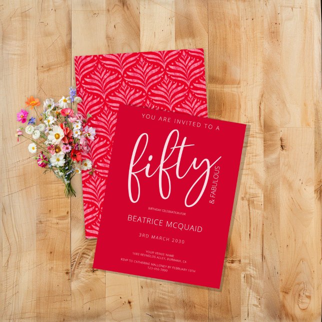 Invitación 50 y fabuloso cumpleaños rojo de escritura moderna (50 and fabulous birthday cherry red invitation)