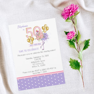 Invitación 50 y fabulosos flamencos florales rosados de cumpl
