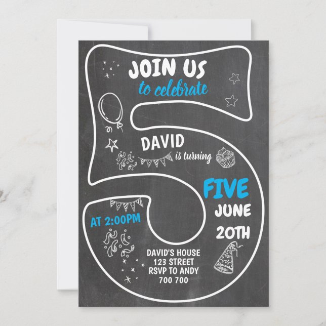 Invitación 5.º Nacimiento de Chalkboard Número Azul (Anverso)