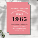 Invitación 60º cumpleaños personalizado Añadir tu nombre rosa<br><div class="desc">Para los nacidos en 1965 y celebrando su fiesta de cumpleaños tenemos la tarjeta de invitación ideal para el cumpleaños. El fondo rosa, blanco y negro, es sencillo y elegante. Personalizar fácilmente el texto en la parte delantera y trasera de esta tarjeta de invitación de cumpleaños utilizando la plantilla proporcionada....</div>