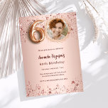 Invitación 60.ª fama de rosa de oro<br><div class="desc">Una moderna y elegante invitación fotográfica para una fiesta de cumpleaños número 60. Fondo de degradado de oro subió,  decorado con estrellas. Personalice y agregue los detalles de su fiesta.</div>