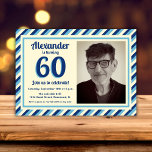 Invitación 60.ª Fiesta de Cumpleaños Bandas Retro Azules Foto<br><div class="desc">Celebra el aniversario 60 con nuestra elegante y sofisticada invitación a la fiesta. Esta plantilla de fotos presenta un diseño masculino con rayas azul retro en tonos azul marino, agua y marfil. La combinación de estos colores crea un equilibrio perfecto entre nostalgia y modernidad. Ya sea que esté organizando una...</div>